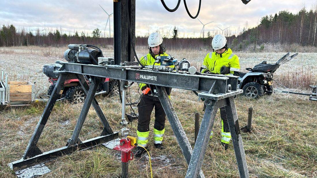 Helicasol crew running test piling and pull-out tests on site