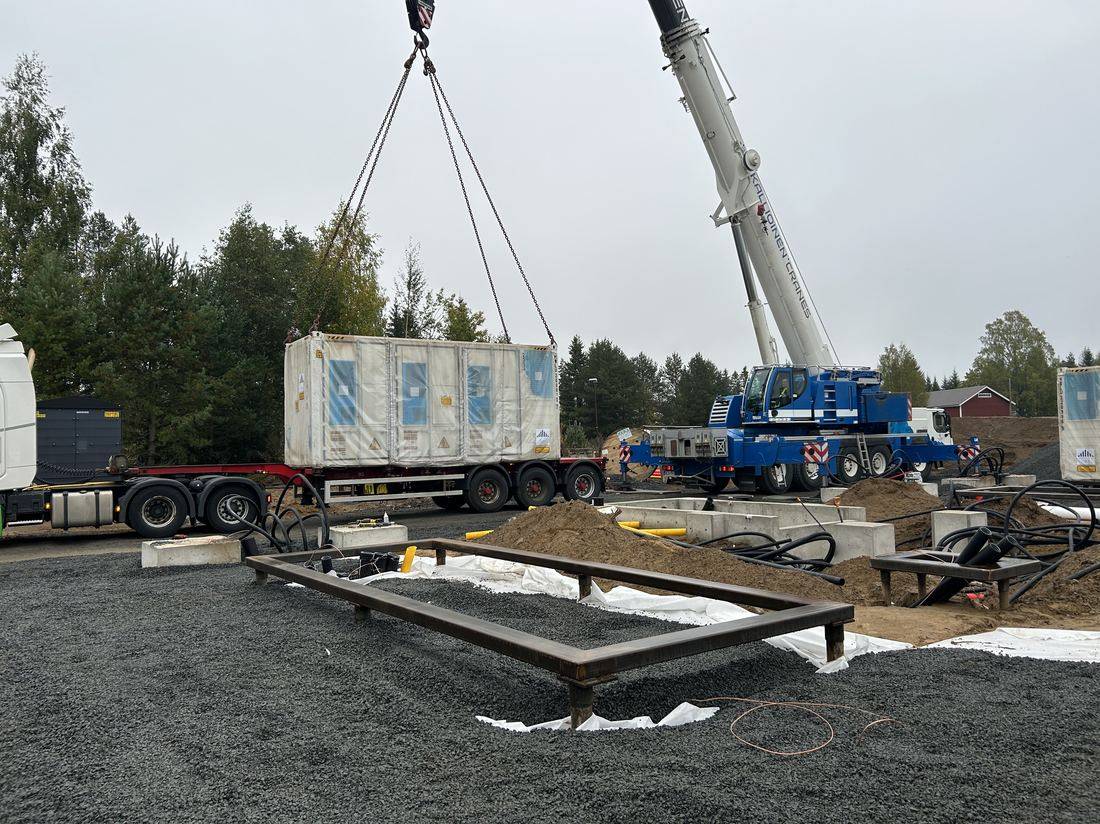 Battery container being lifted onto Helicasol pile-and-bracket foundation grid on a Nordic BESS site